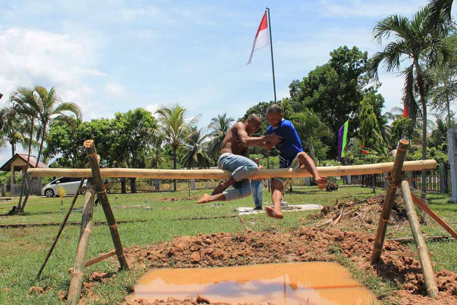 Warga Myanmar berlatih permainan pukul bantal di atas air. @Irman I Pangeran/atjehpost.co